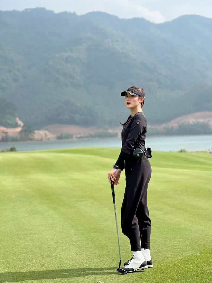 Mãn nhãn với style đi chơi golf của mỹ nhân Việt: Phạm Hương diện toàn đồ hiệu, Hương Giang sành điệu hết nấc-11