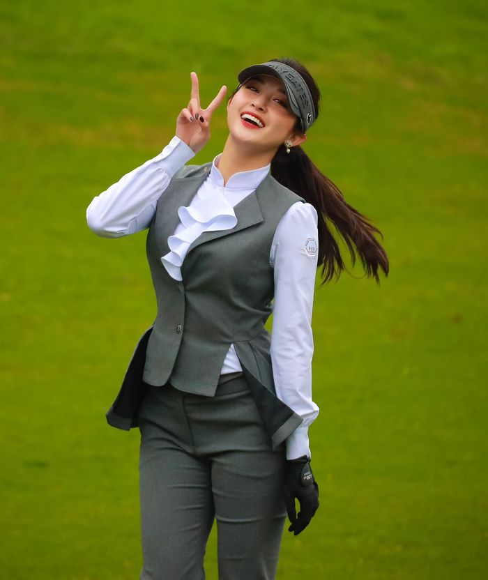 Mãn nhãn với style đi chơi golf của mỹ nhân Việt: Phạm Hương diện toàn đồ hiệu, Hương Giang sành điệu hết nấc-12