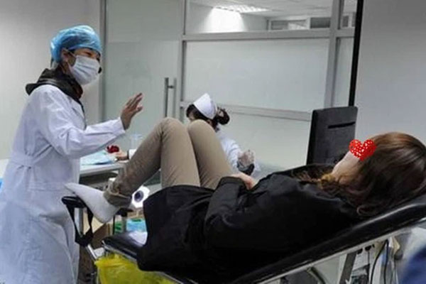 Người phụ nữ 30 tuổi bị nhiễm virus HPV, vùng kín nổi đầy mụn nhỏ, nguyên nhân xuất phát từ thói quen hay làm khi đi vệ sinh-1