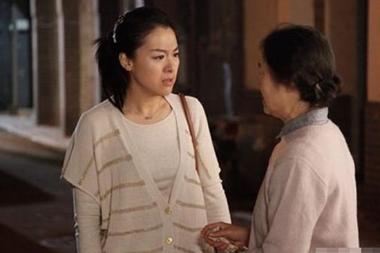 Về nhà không báo trước, tôi giận run người trước cảnh mẹ đẻ bị sỉ nhục bởi mẹ chồng và chồng