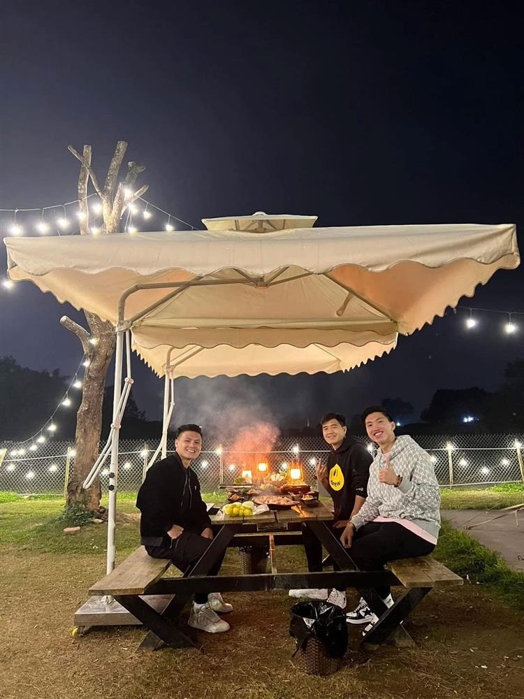 Bộ ba lady killer của U23 Việt Nam năm nào tụ tập: Quang Hải và Văn Hậu cực bảnh, Đức Chinh để lộ 1 chi tiết của trai có vợ-1