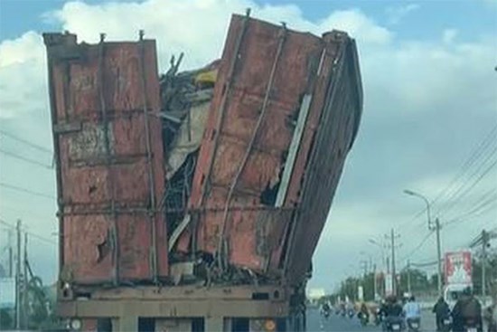 Container chạy liêu xiêu trên đường, clip 18 giây khiến người xem