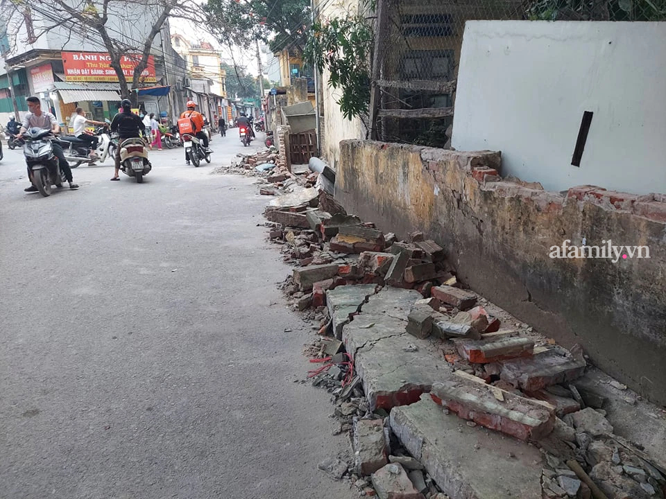 Hà Nội: Tài xế ô tô nghi say rượu đâm sập tường khiến cặp vợ chồng đi xe máy nguy kịch-2