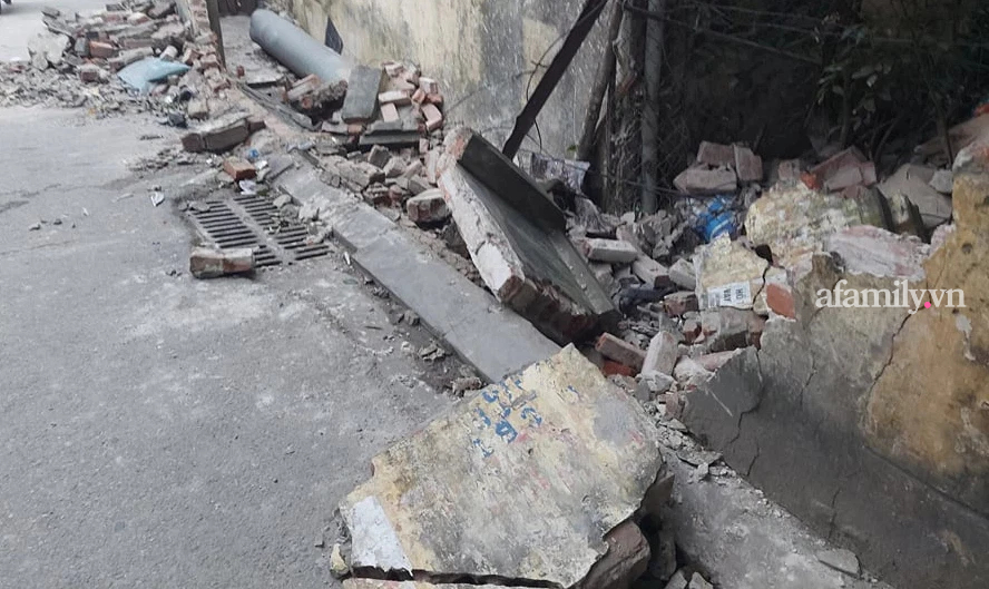 Hà Nội: Tài xế ô tô nghi say rượu đâm sập tường khiến cặp vợ chồng đi xe máy nguy kịch-3