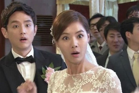 Tưng bừng đến đón dâu, nhìn thấy phù dâu, chú rể mặt cắt không còn giọt máu