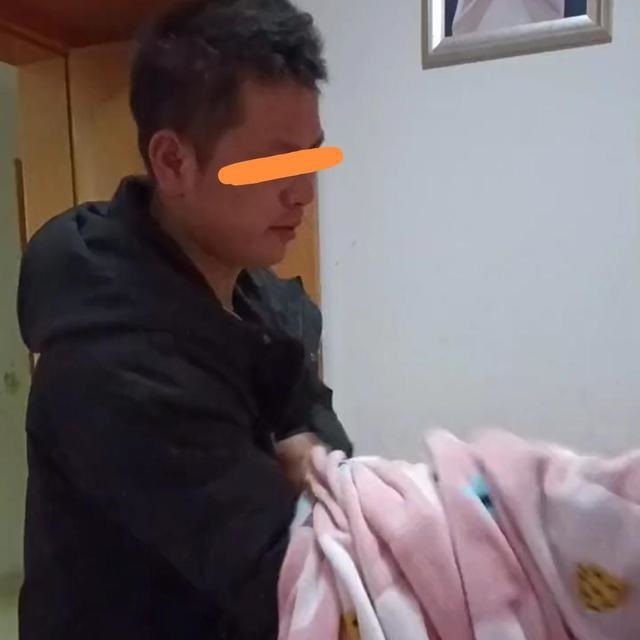 Anh chồng tình nguyện rửa chân cho vợ để được... đi nhậu-1