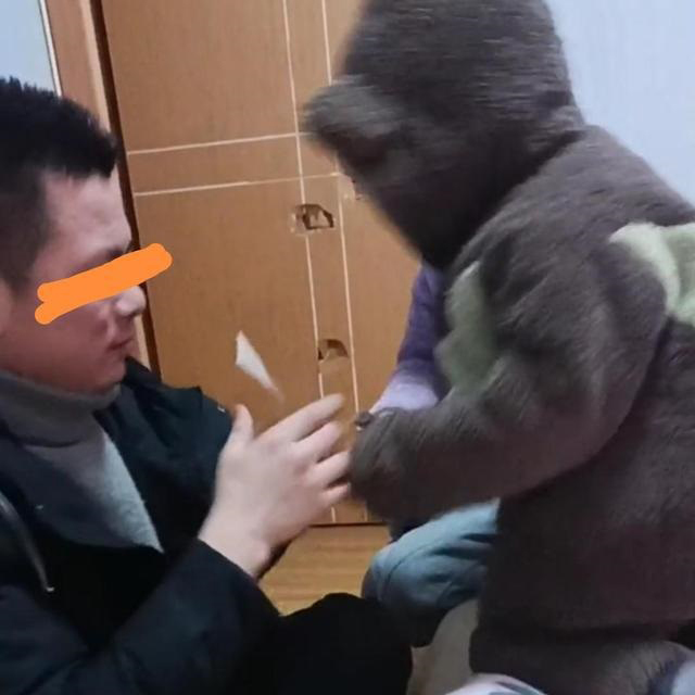 Anh chồng tình nguyện rửa chân cho vợ để được... đi nhậu-2