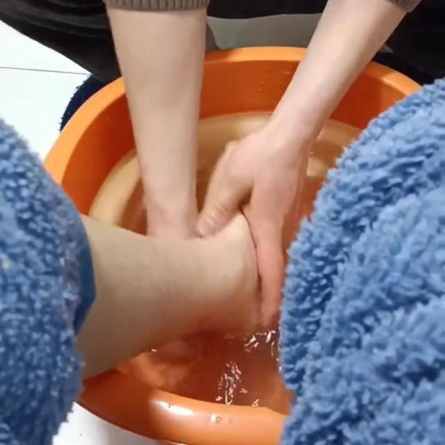 Anh chồng tình nguyện rửa chân cho vợ để được... đi nhậu-4
