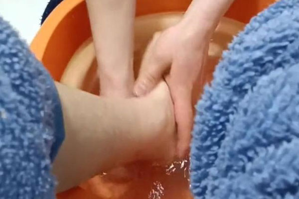 Mẹ chồng hành động đáng sợ với nàng dâu chỉ vì cơn ghen tỵ khi thấy con trai yêu chiều vợ mình-2