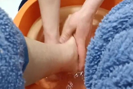 Anh chồng tình nguyện rửa chân cho vợ để được... đi nhậu