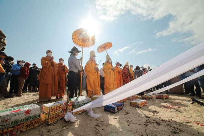 Hàng trăm người dân xúc động dự lễ cầu siêu 17 nạn nhân vụ lật ca nô trên biển Cửa Đại, Hội An-2