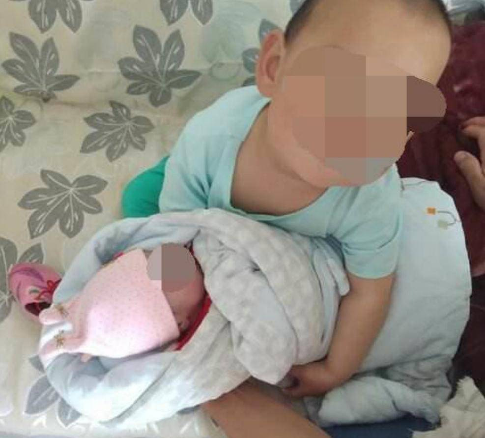 Mỗi khi anh trai bế, em gái đều khóc to: Nguyên nhân khiến người mẹ không ngừng tự trách-1