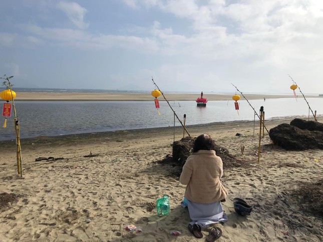 Hàng trăm người dân xúc động dự lễ cầu siêu 17 nạn nhân vụ lật ca nô trên biển Cửa Đại, Hội An-10