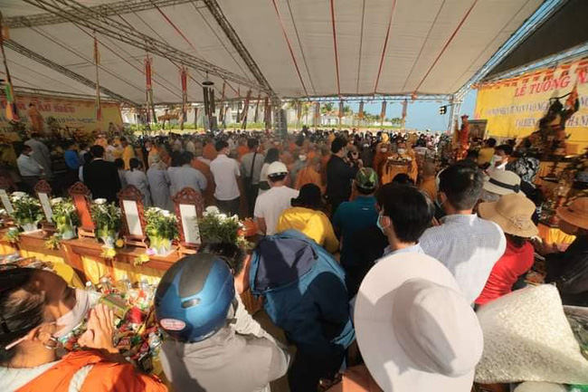 Hàng trăm người dân xúc động dự lễ cầu siêu 17 nạn nhân vụ lật ca nô trên biển Cửa Đại, Hội An-4
