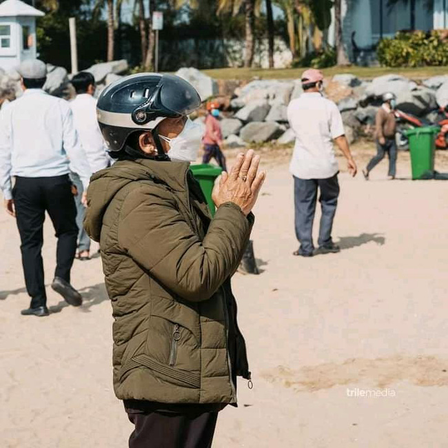 Hàng trăm người dân xúc động dự lễ cầu siêu 17 nạn nhân vụ lật ca nô trên biển Cửa Đại, Hội An-9