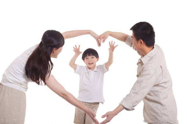 Mỗi khi anh trai bế, em gái đều khóc to: Nguyên nhân khiến người mẹ không ngừng tự trách-3