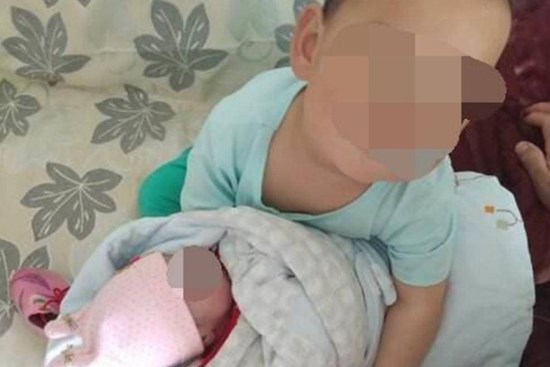 Mỗi khi anh trai bế, em gái đều khóc to: Nguyên nhân khiến người mẹ không ngừng tự trách