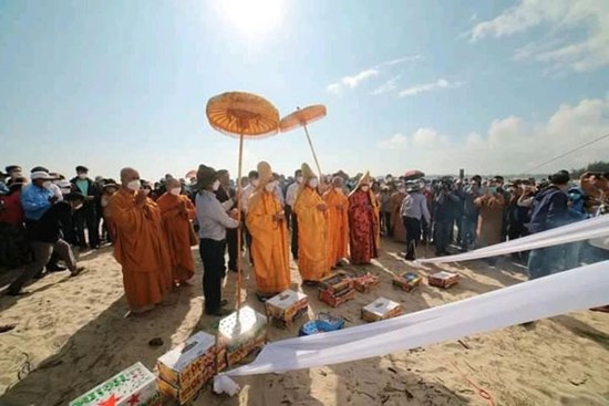 Hàng trăm người dân xúc động dự lễ cầu siêu 17 nạn nhân vụ lật ca nô trên biển Cửa Đại, Hội An