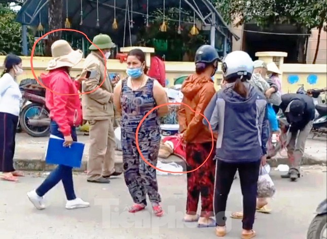 Quản lý chợ ra phố bắt hàng rong, mặc dân ngã bất tỉnh giữa đường-1