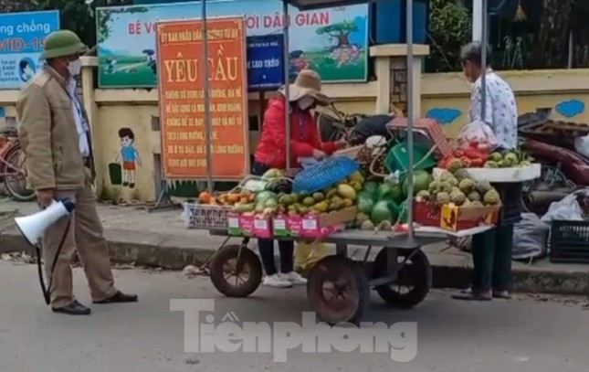 Quản lý chợ ra phố bắt hàng rong, mặc dân ngã bất tỉnh giữa đường-3