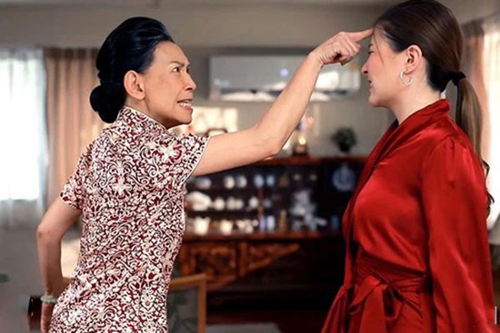 Mẹ chồng hành động đáng sợ với nàng dâu chỉ vì cơn ghen tỵ khi thấy con trai yêu chiều vợ mình