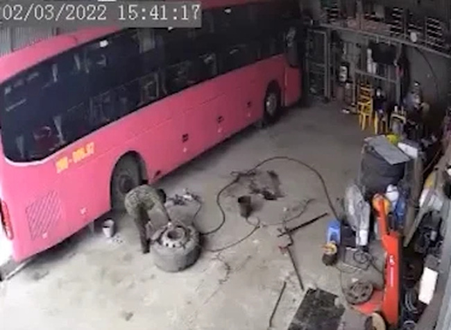 Đang bơm lốp ô tô, người đàn ông bị hất tung lên không trung rồi rơi xuống nằm bất động-1