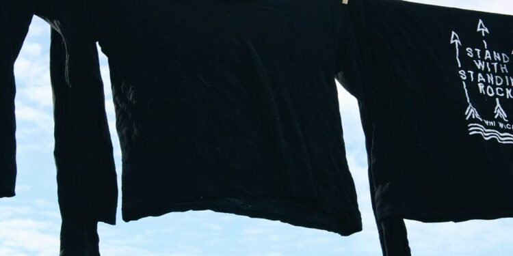 Cách giặt quần áo đen chuẩn xịn giúp giữ trang phục luôn bền màu, đẹp sang như mới-1