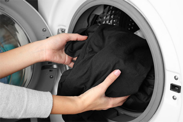 Cách giặt quần áo đen 