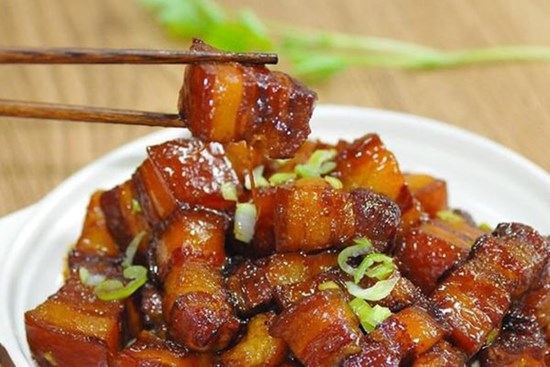 Yêu 5 năm, mẹ mới chịu gặp mặt bạn gái tôi, lúc ăn cơm, bạn gái gắp một miếng thịt kho tàu, mẹ tôi đứng dậy đưa 1 tỷ cho cô ấy!