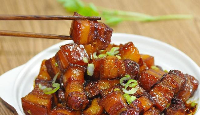 Yêu 5 năm, mẹ mới chịu gặp mặt bạn gái tôi, lúc ăn cơm, bạn gái gắp một miếng thịt kho tàu, mẹ tôi đứng dậy đưa 1 tỷ cho cô ấy!-1