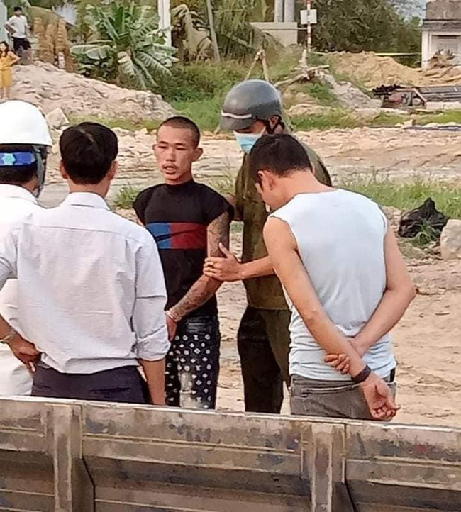 Lạnh gáy cảnh tài xế xe múc dùng gàu băm nát ô tô bán tải, một người tung cửa thoát thân-2