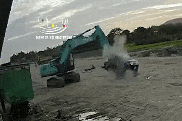 Lạnh gáy cảnh tài xế xe múc dùng gàu 