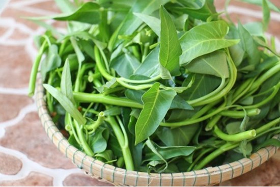 Rau muống phun đẫm hóa chất sẽ có đặc điểm này trên lá