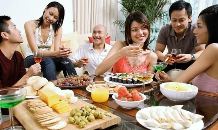 Bạn đồng môn khinh thường vì tôi đến họp lớp bằng xe đạp, bảo vệ khách sạn nói đúng một câu, tất cả bọn họ liền tái mặt-1