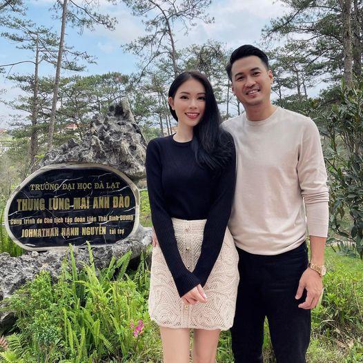 Cậu ba nhà vua hàng hiệu Johnathan Hạnh Nguyễn đăng ảnh ôm chặt người phụ nữ giấu mặt, đến Hà Tăng cũng vào thể hiện sự xúc động-4