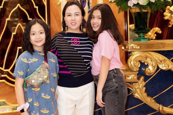 Khi mẹ cho con gái xem tóp tóp quá 180 phút, người lớn lắc đầu ngán ngẩm vì chiếc váy ngắn cũn cỡn của cô bé-3