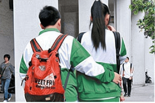 Học sinh vô tư mây mưa ngay trong trường, Hiệu trưởng gắn 1 thứ trên đồng phục làm trò sợ khiếp vía-1