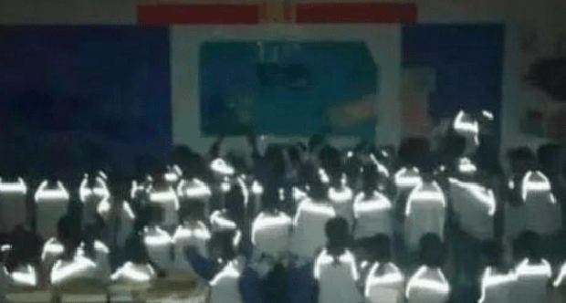 Học sinh vô tư mây mưa ngay trong trường, Hiệu trưởng gắn 1 thứ trên đồng phục làm trò sợ khiếp vía-3