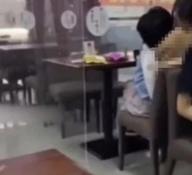 Học sinh vô tư mây mưa ngay trong trường, Hiệu trưởng gắn 1 thứ trên đồng phục làm trò sợ khiếp vía-4