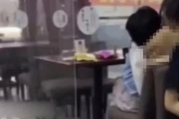 Bé gái nói dối nhưng mẹ chỉ nhìn 1 chi tiết nhỏ đã phát hiện ngay: Các bà mẹ như cảnh sát vậy, biết hết tất cả nhưng vẫn cần lời khai-2