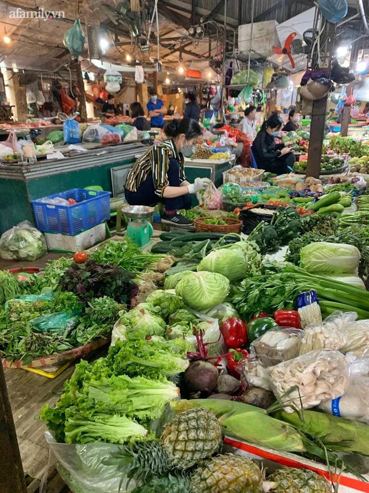 Giá xăng tăng lần thứ 5 chỉ sau 2 tháng đầu năm mới, ra chợ đã thấy nhiều mặt hàng rau củ quả, đồ tươi sống cũng leo thang theo-1