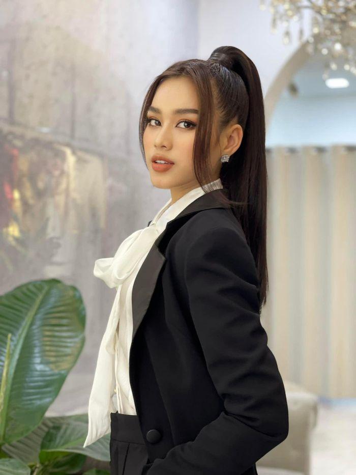 Đỗ Thị Hà vòng 2 to tướng vẫn tự tin mặc hở eo, tạo dáng ở thang máy-6