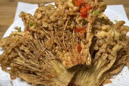 Nấm kim châm tưởng chỉ để nhúng lẩu mà chiên lên lại ăn cực ngon, giòn rụm, ai cũng có thể làm tại nhà