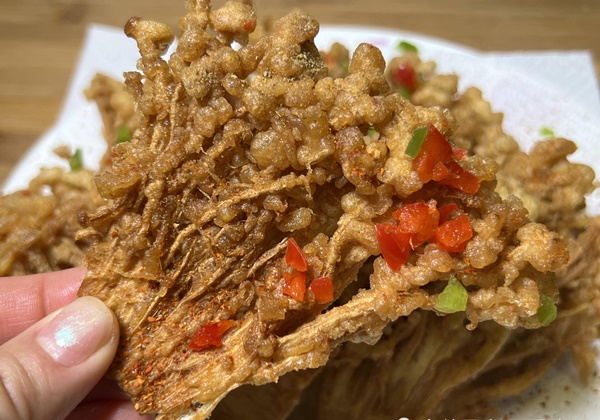 Nấm kim châm tưởng chỉ để nhúng lẩu mà chiên lên lại ăn cực ngon, giòn rụm, ai cũng có thể làm tại nhà-15