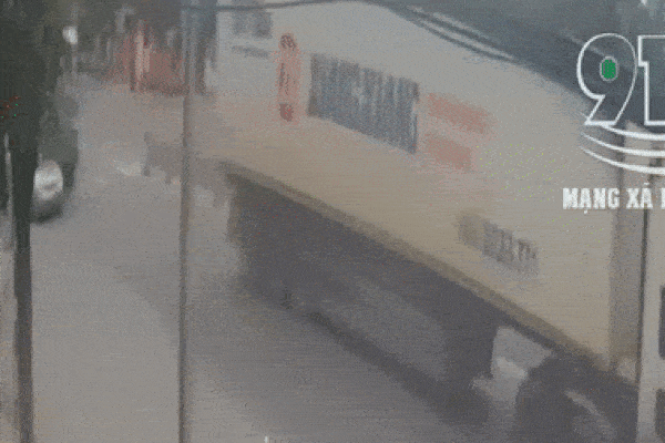 Xe con bị xe tải và xe container vò bẹp dúm, tài xế thoát chết khó tin