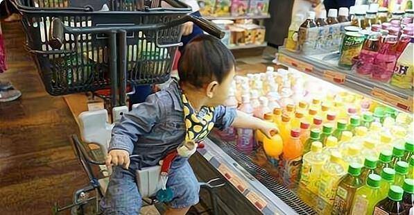 Con trai tự ý mở nước uống trên kệ hàng, bị bắt bồi thường gấp 10 lần: Bà mẹ xử lý cực gắt khiến nhân viên ngượng đỏ mặt-1