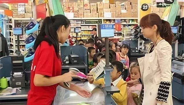 Con trai tự ý mở nước uống trên kệ hàng, bị bắt bồi thường gấp 10 lần: Bà mẹ xử lý cực gắt khiến nhân viên ngượng đỏ mặt-2