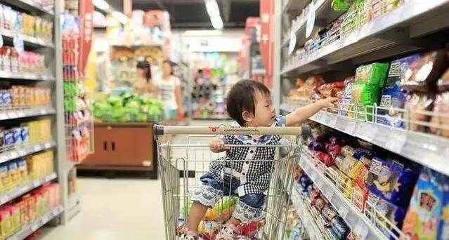 Con trai tự ý mở nước uống trên kệ hàng, bị bắt bồi thường gấp 10 lần: Bà mẹ xử lý cực gắt khiến nhân viên ngượng đỏ mặt-3