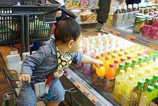 Con trai tự ý mở nước uống trên kệ hàng, bị bắt bồi thường gấp 10 lần: Bà mẹ xử lý cực gắt khiến nhân viên ngượng đỏ mặt