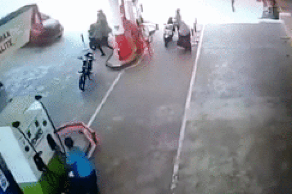 Khoảnh khắc ôtô mất lái tông xe máy rồi lật nghiêng ở trạm xăng